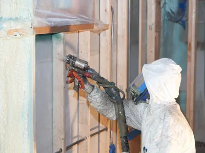 Hvad er sprayskumisolering lavet af?